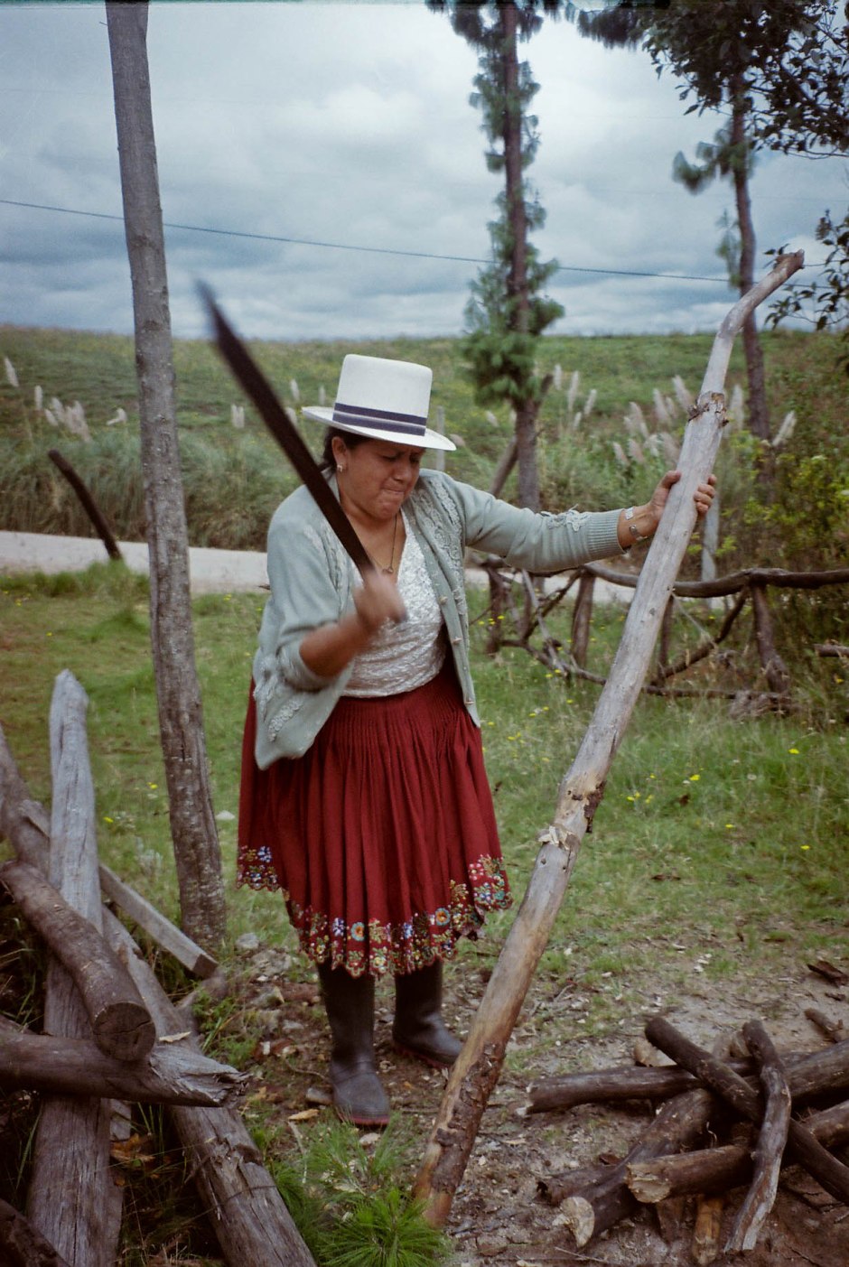 Another compañera del campo chops wood for the fire in preparation for cooking the cuy. Chilca Totora, Ecuador. 